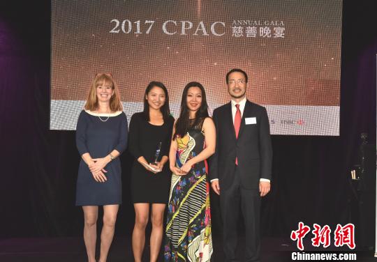 中国侨网2017加拿大中国专业人士协会（CPAC）“青年成就奖”得主王馨荷（左二）、CPAC“专业成就奖”获奖者、小提琴家侯以嘉（右二）与CPAC会长肖楚强及CPAC基金会理事Marilyn Flanagan合影。 加拿大中国专业人士协会供图 摄