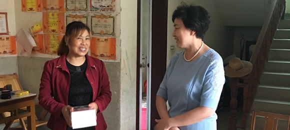 省侨联开展爱心妈妈结对帮扶慰问贫困家庭留守儿童活动