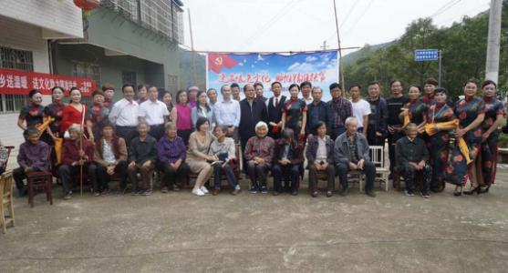 赤壁市侨联、赤壁市文联“十进十建 红色宣传”文艺轻骑兵奔赴大山深处