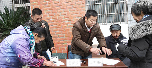 宜昌侨联赴枫相树村开展送春联送健康送温暖活动