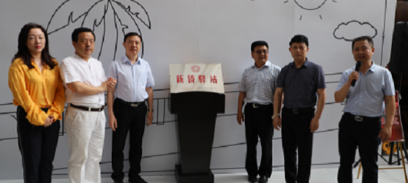代飚为武汉市江岸区侨联“新侨驿站”“侨之家”揭牌