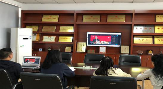 荆州市侨联组织收看《湖北省抗击新冠肺炎先进事迹报告会》电视直播，围绕抗疫精神展开热议