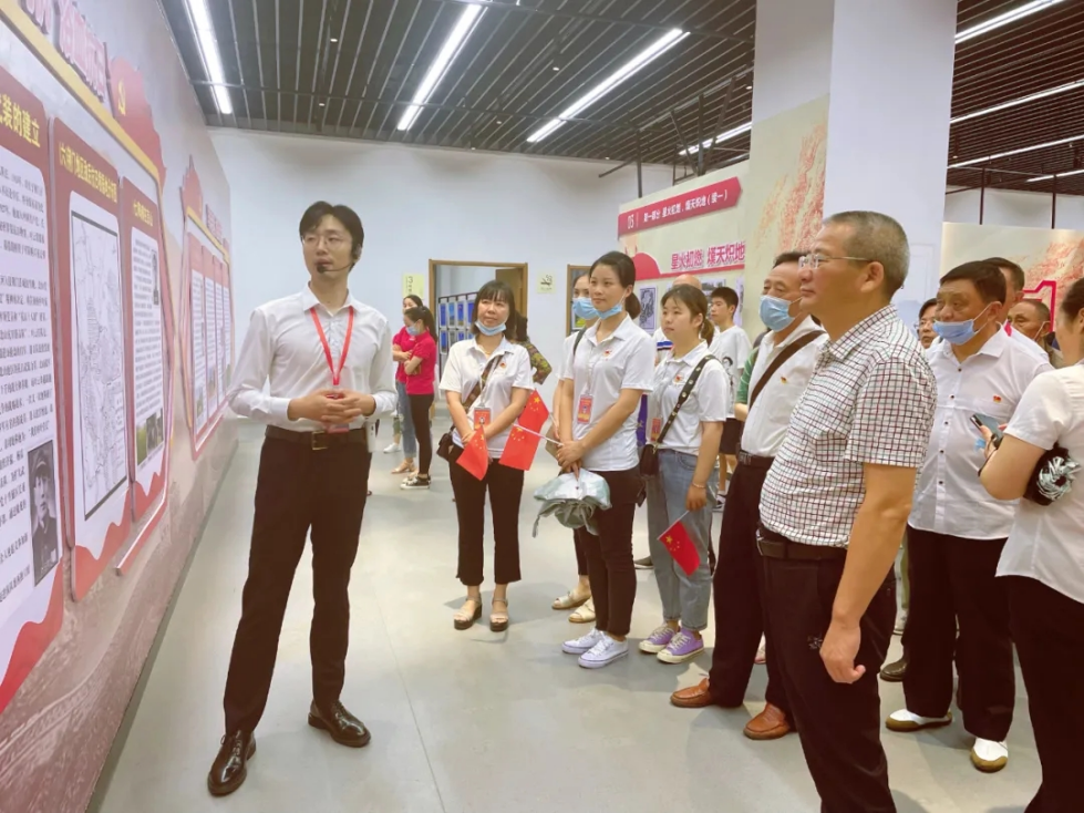 荆门市东宝区龙泉街道西门社区侨联组织参观 “回望来路 再现东宝”专题系列展