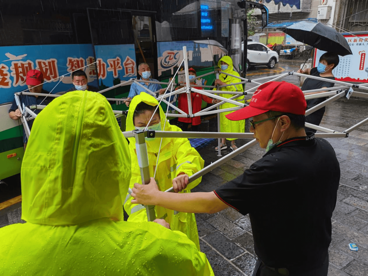 宜昌市侨联赴土街头社区开展 疫苗接种志愿服务活动
