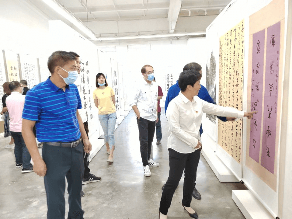 襄阳市侨联组织观看“清廉襄阳 你我同行” 书廉画廉作品展