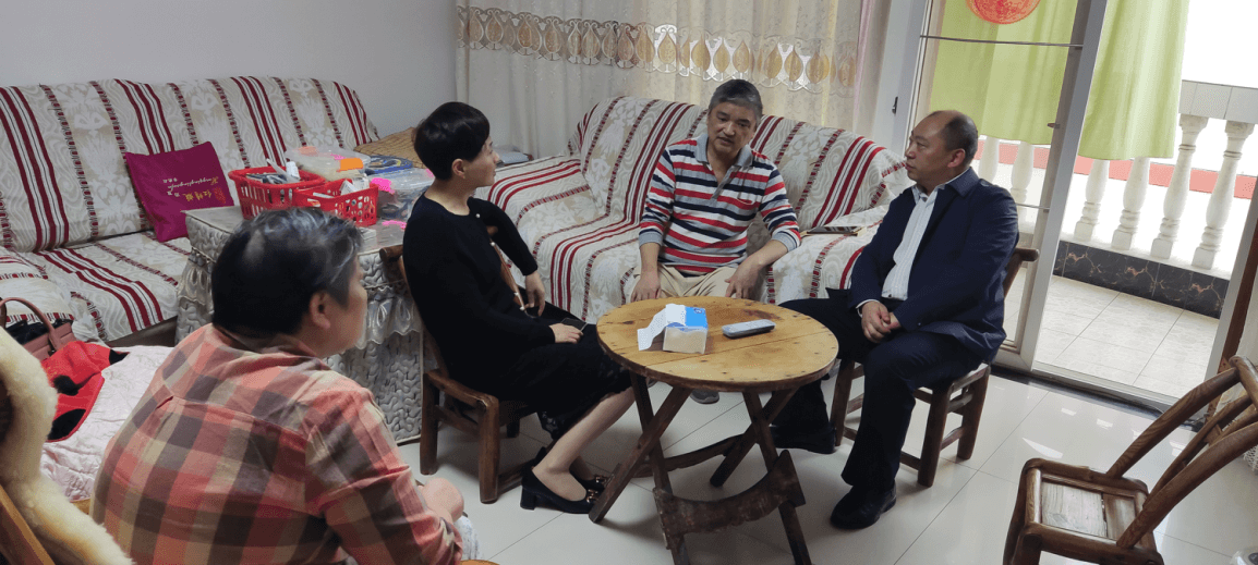 宜昌市侨联重阳节前走访慰问归侨侨眷