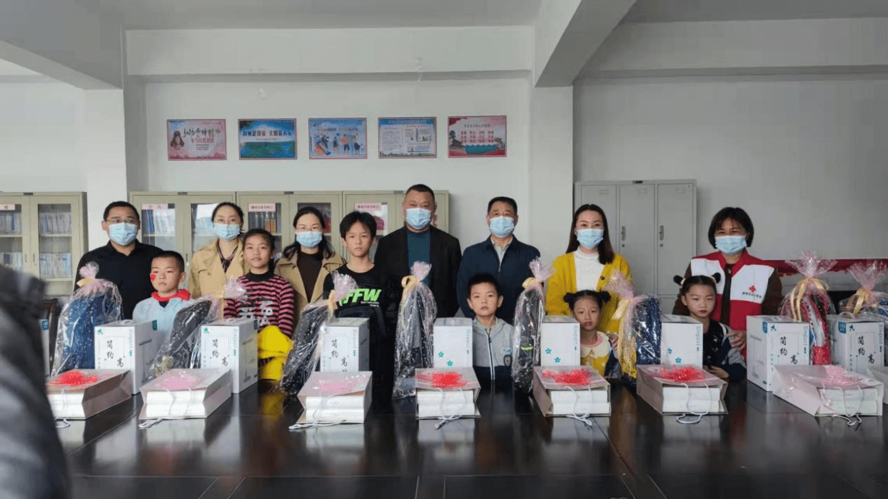 荆州区侨联开展“情暖童心、关爱成长” 慰问留守儿童活动