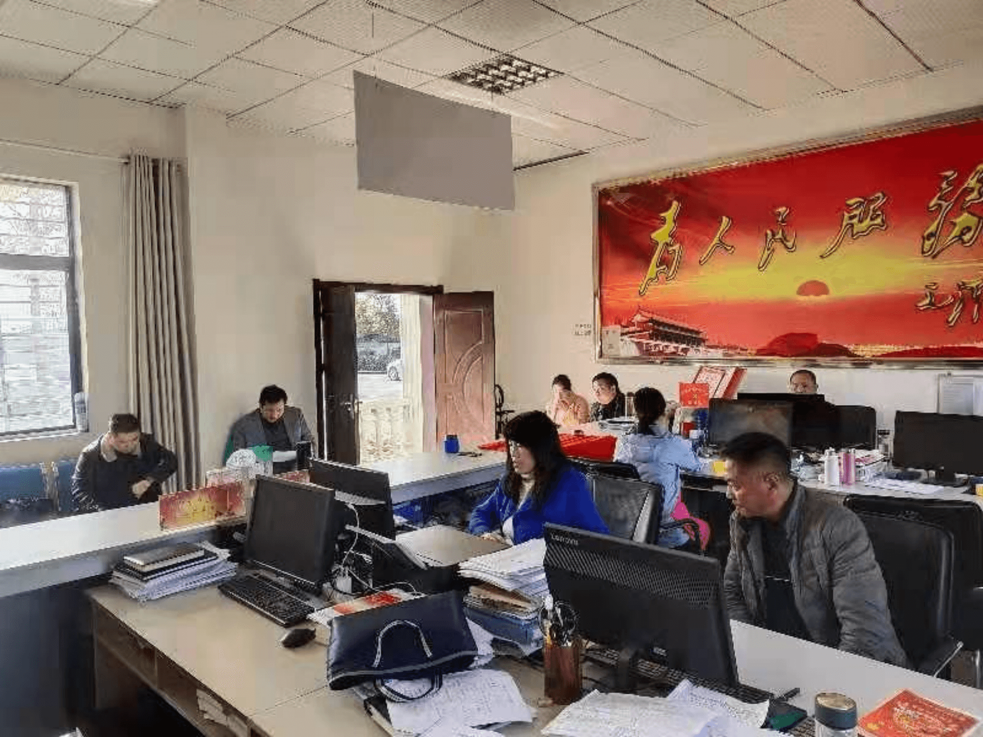 襄阳市侨联驻村第一书记与南漳县九集镇党政办主任共同召开彭家营村乡村振兴帮扶工作会