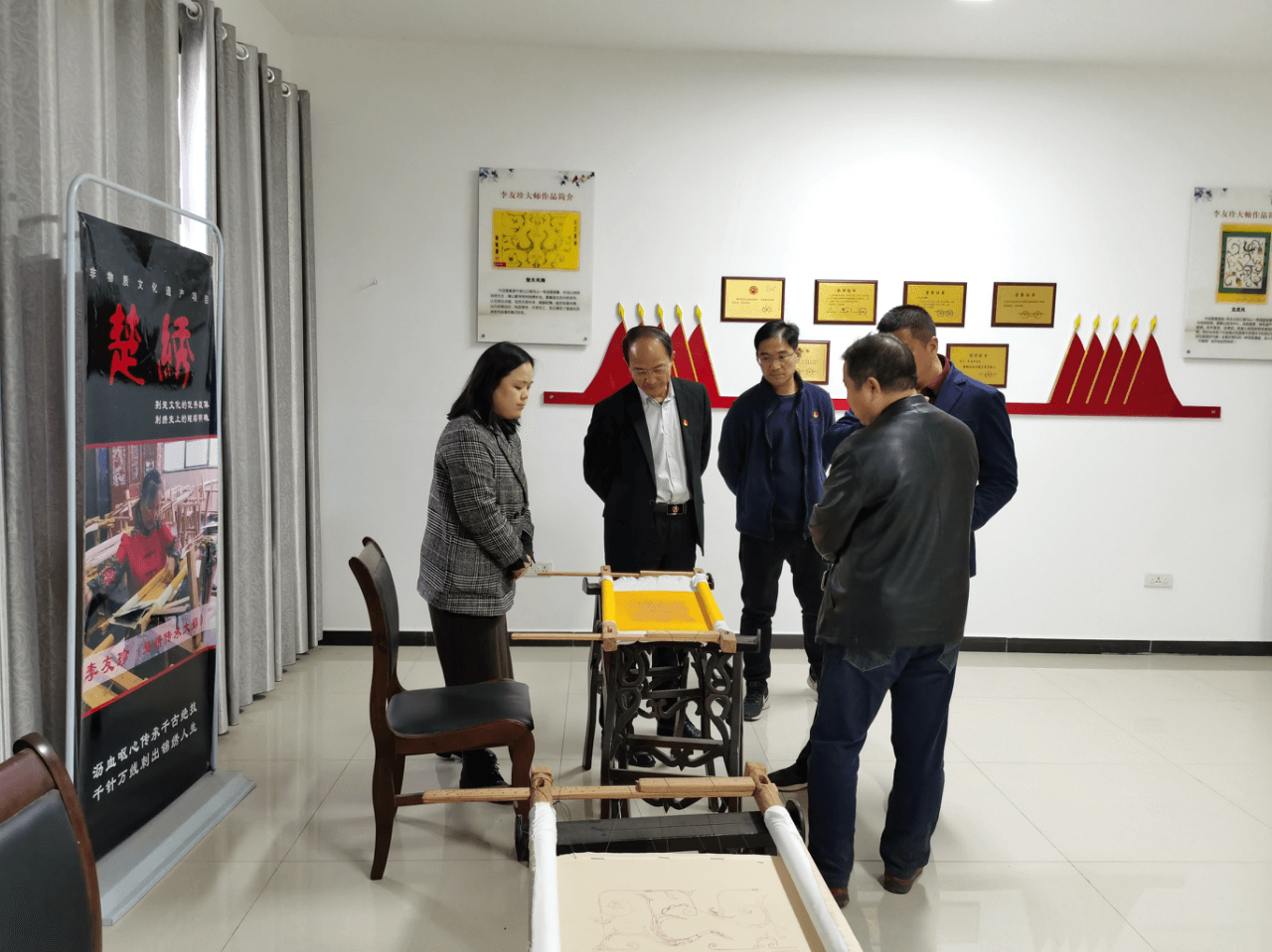 荆州市侨联到创文联点共建村开展调研