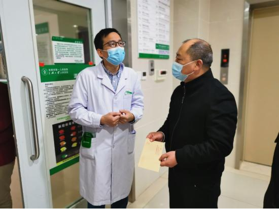 宜昌市侨联元旦节前慰问患病侨眷