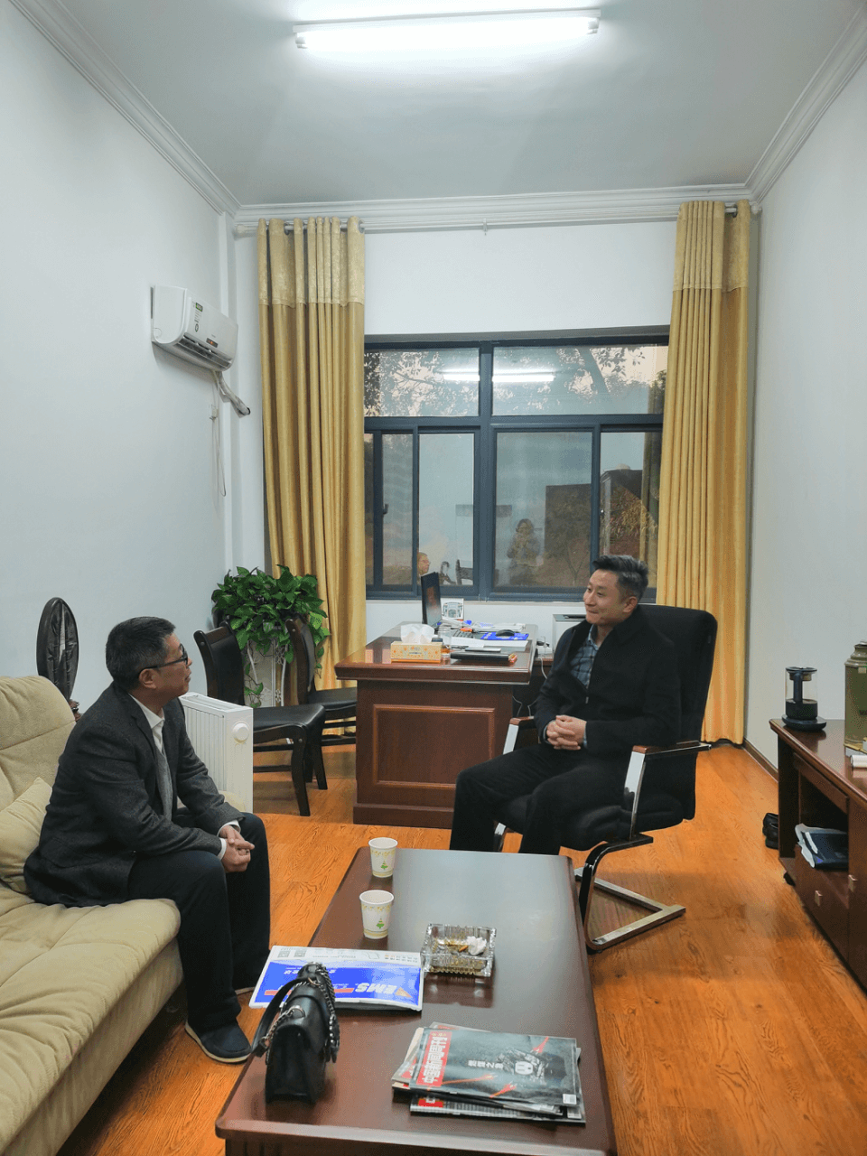 宜昌市侨联走访慰问归国留学生