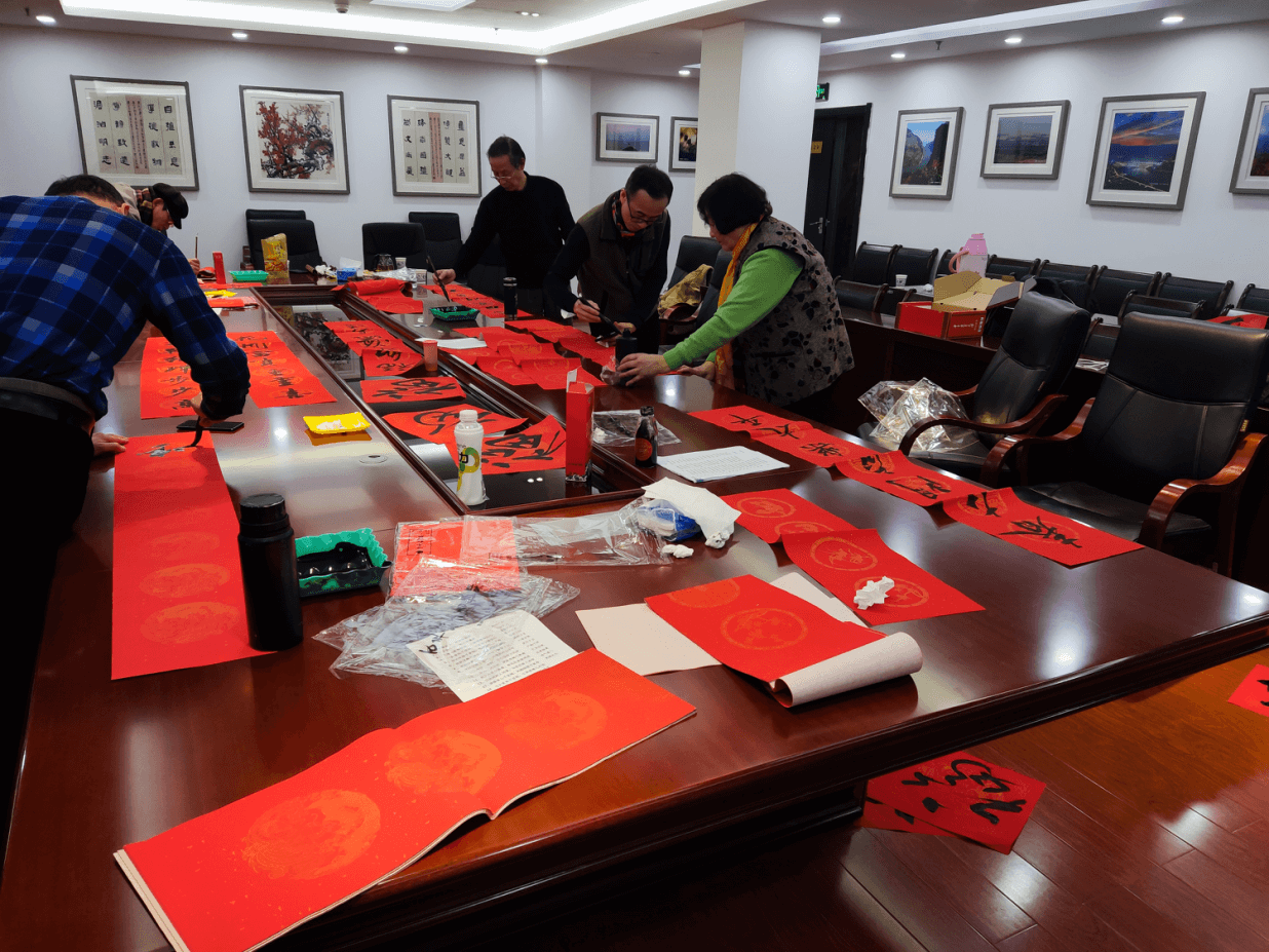 宜昌市侨联开展“写春联、送祝福”活动