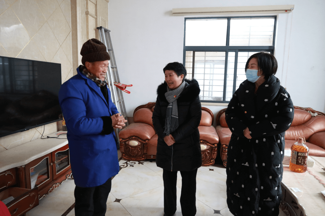 襄阳市侨联走访慰问驻点彭家营村困难群众