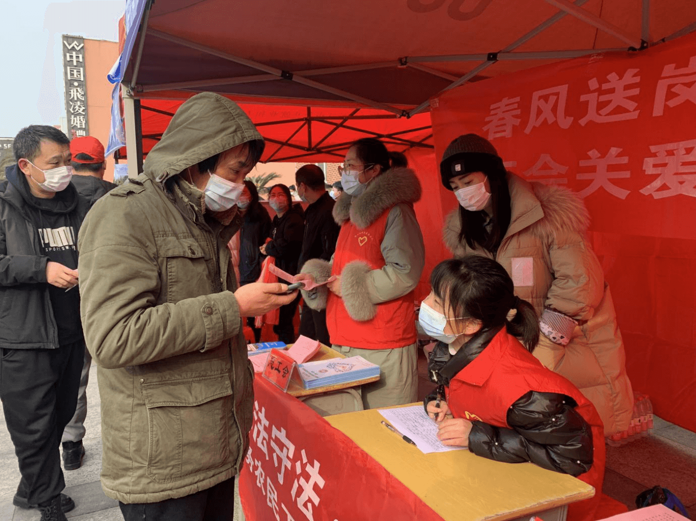 枝江侨联干部以“春风行动”服务企业用工忙