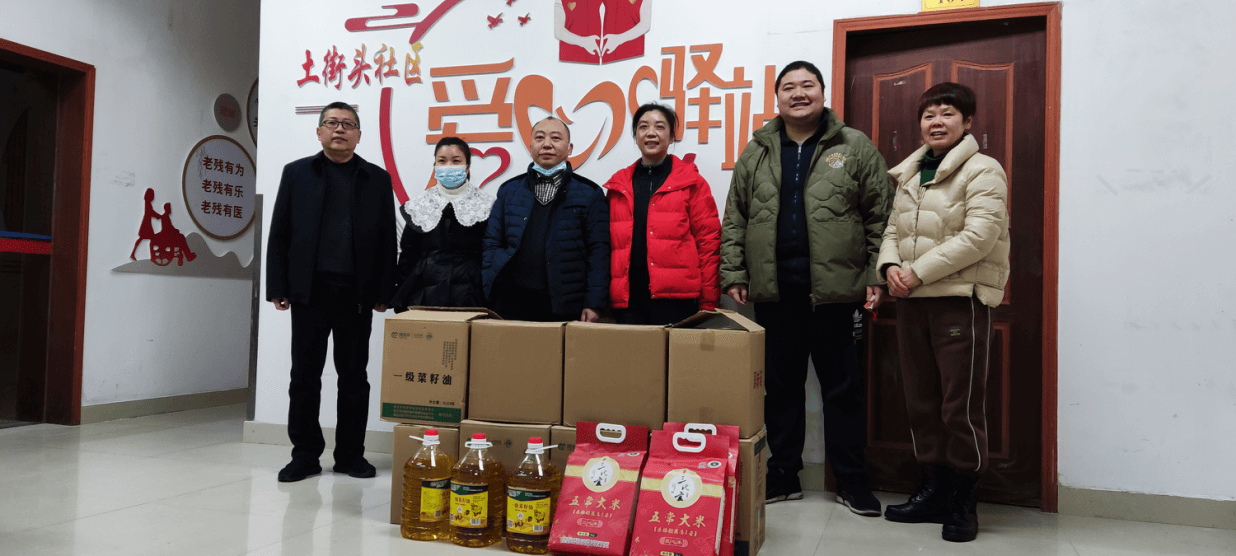 宜昌市侨联慰问社区一线工作人员