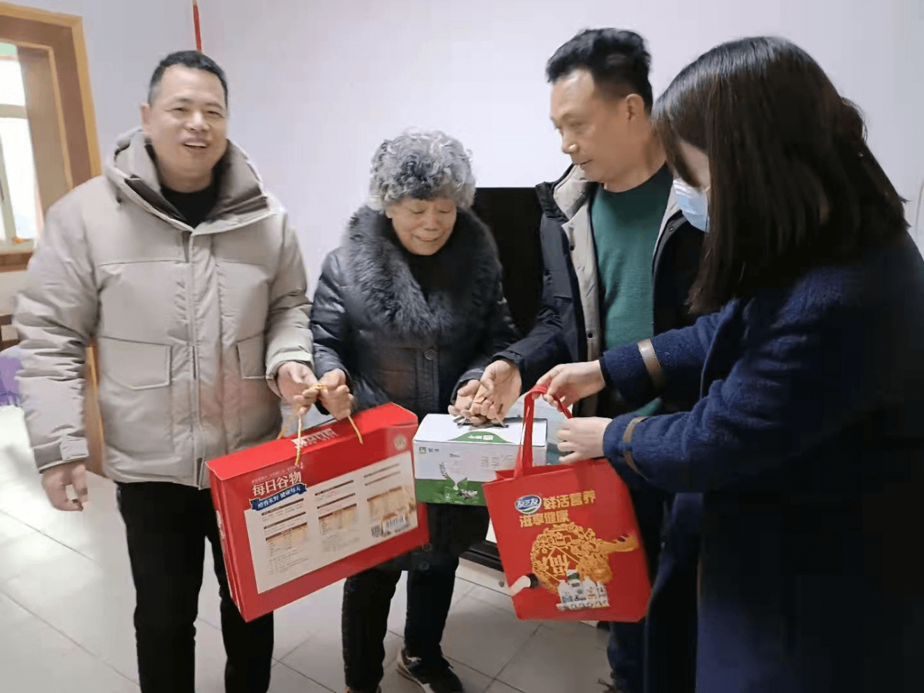 元宵佳节送关爱 温暖独居老人心