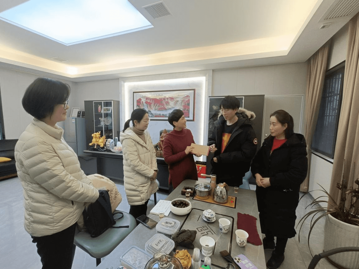 西陵区侨联走访慰问滞宜留学生