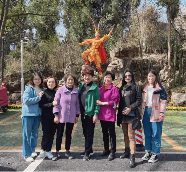 宜昌市侨联组织开展庆“三八”踏青登山活动