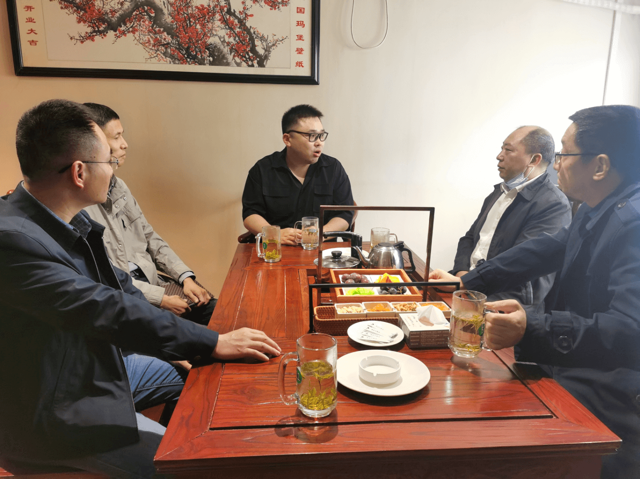 宜昌市侨联主席邓希康赴伍家岗区调研