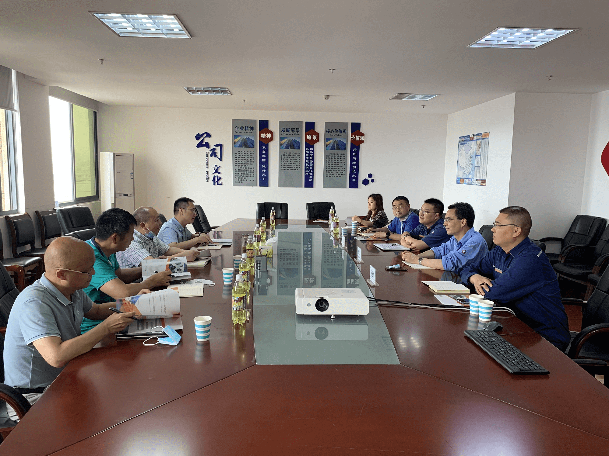 宜昌市侨联主席邓希康调研猇亭侨联改革工作