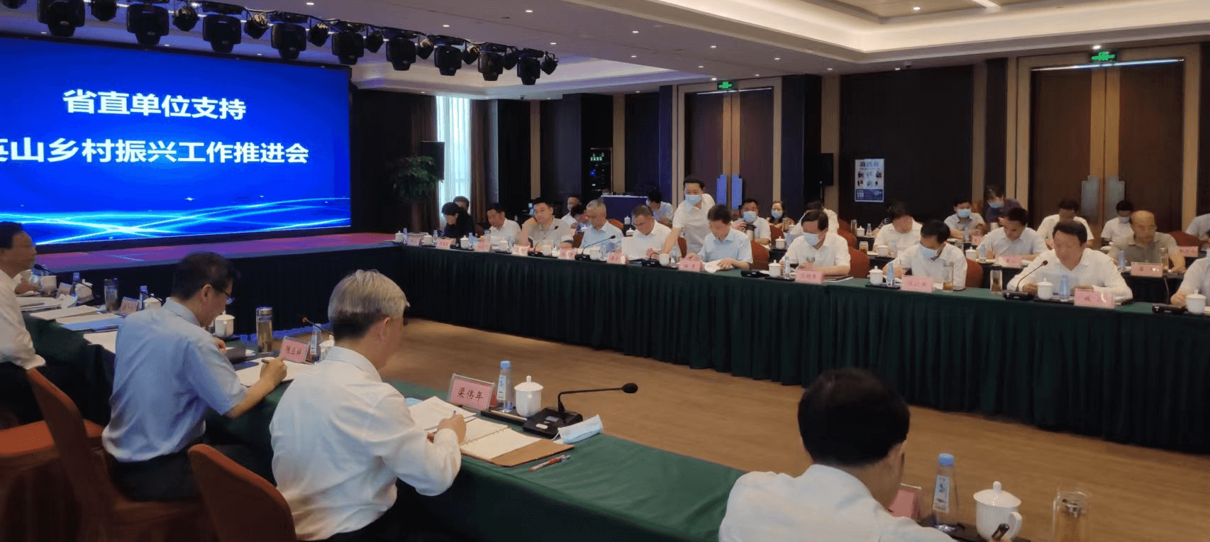 施政参加省直单位支持英山乡村振兴工作推进会并到驻点村看望慰问留守儿童
