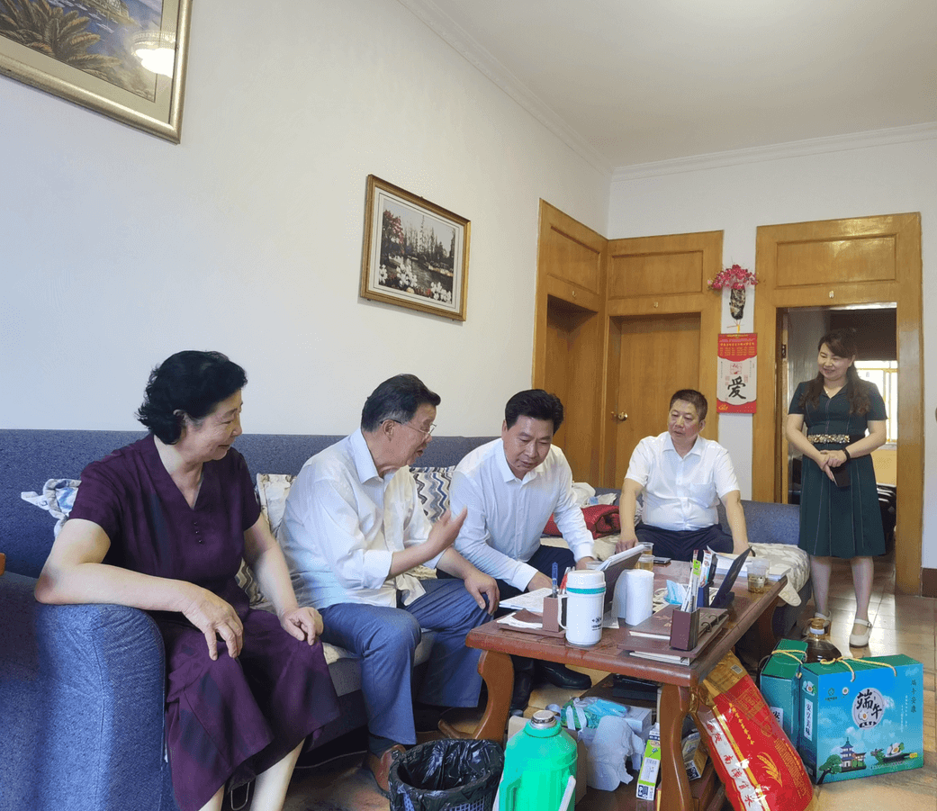 襄阳市南漳县侨联开展端午节下基层暖侨心活动