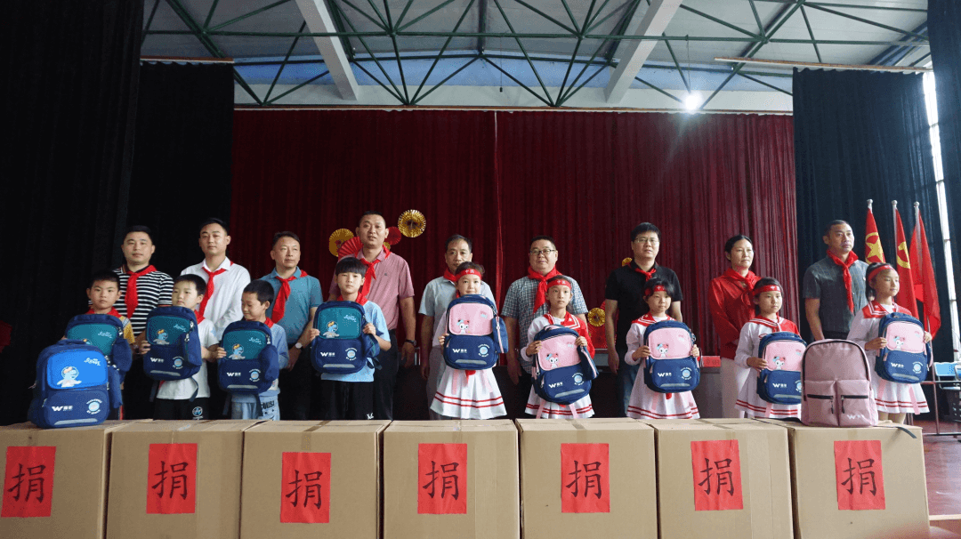 东宝区侨企——荆门市巍莱进出口有限公司4万元爱心书包捐赠山区学子