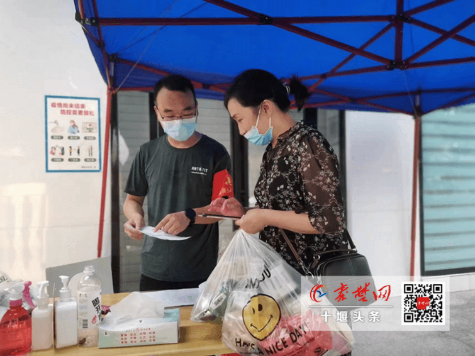 抗疫故事| 下沉党员胡勋被马蜂蜇伤挂着吊瓶在卡口值守