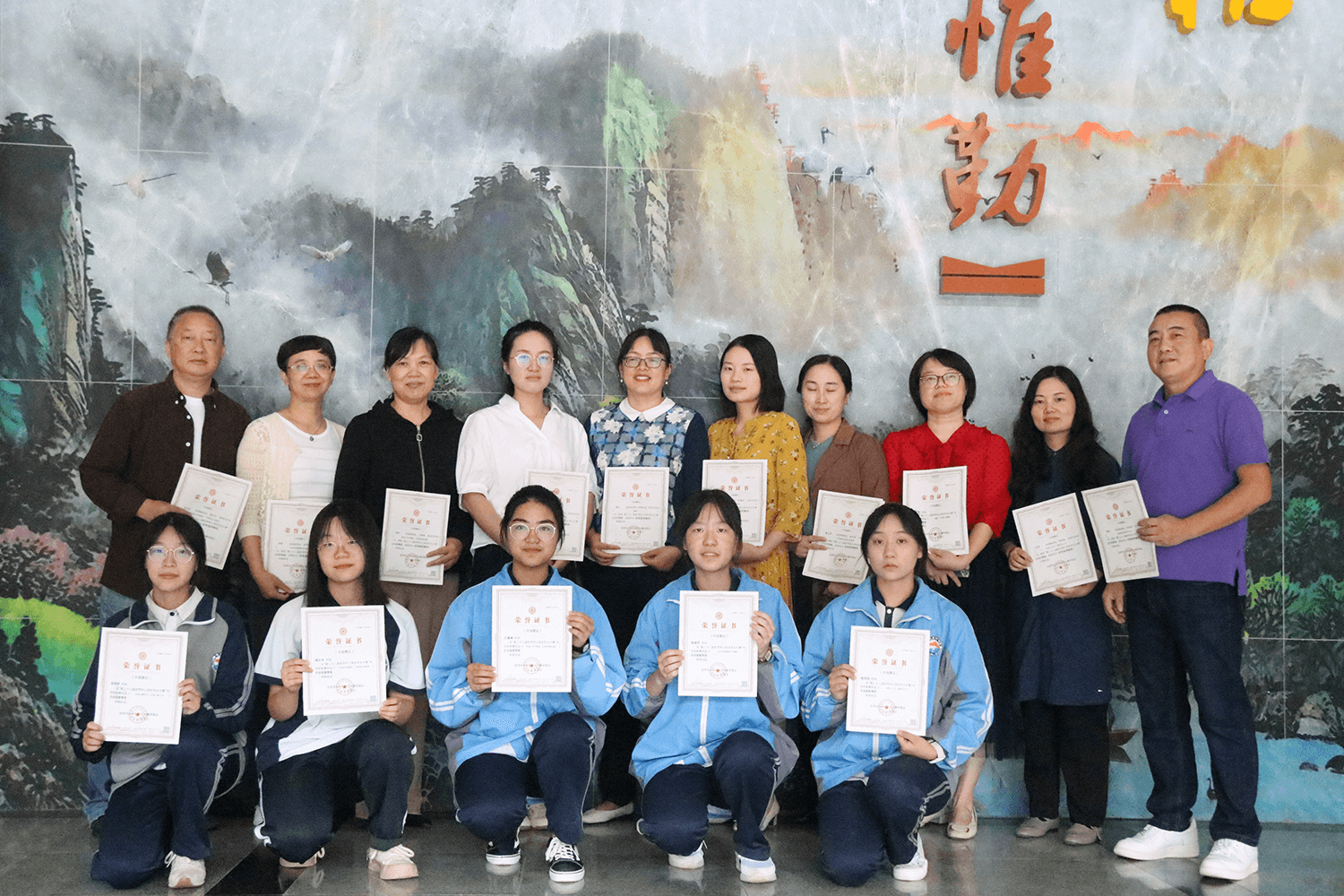 五峰自治县举行第二十二届世界华人学生作文大赛获奖证书颁发仪式