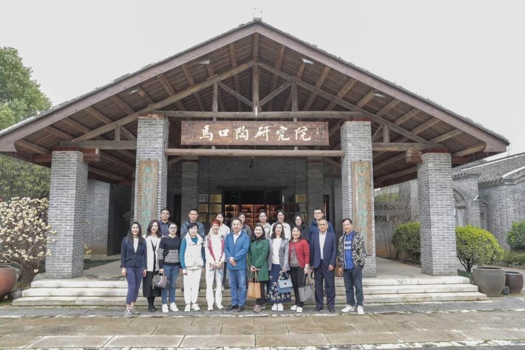 湖北省侨联组织侨界女代表和女干部职工 联谊开展三八节活动