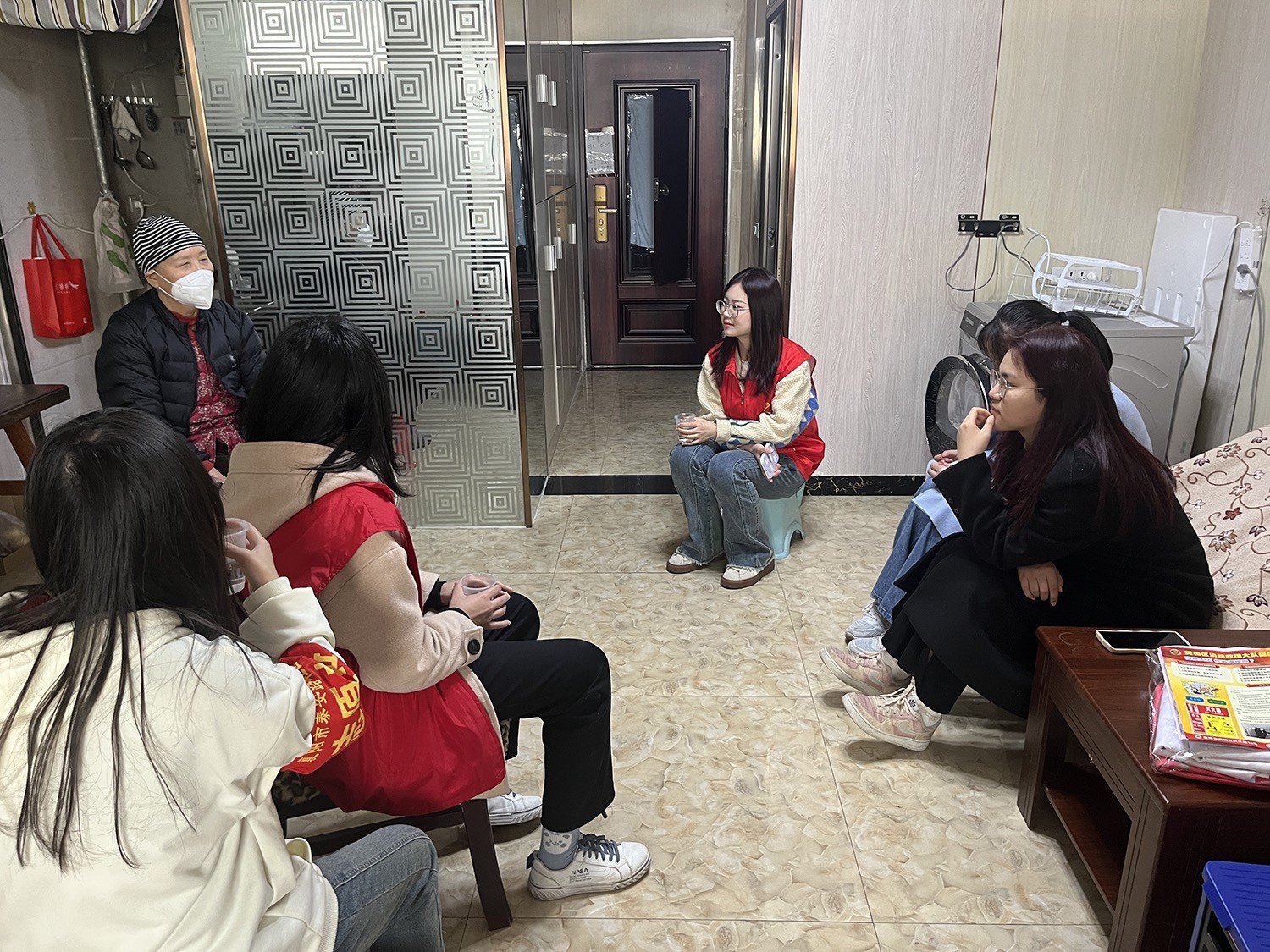 樊城区屏襄门街道泰安路社区: 心系侨眷显关爱 走访慰问暖人心
