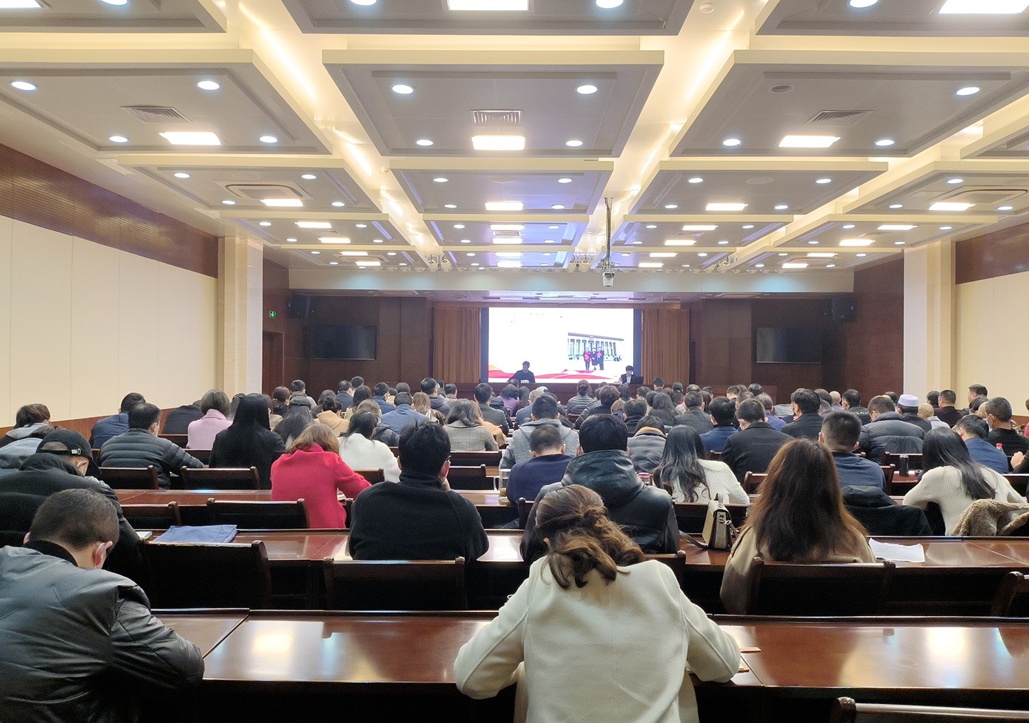 孝感侨联组织侨界代表人士参加学习 全国“两会”精神