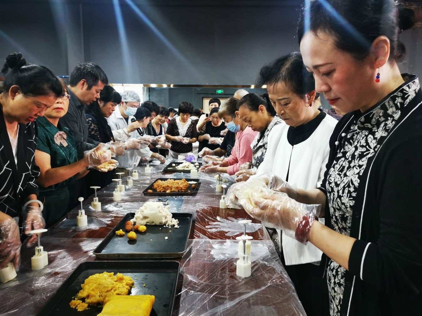 西陵区侨联举办“情满中秋月 侨聚话团圆”老侨关爱活动