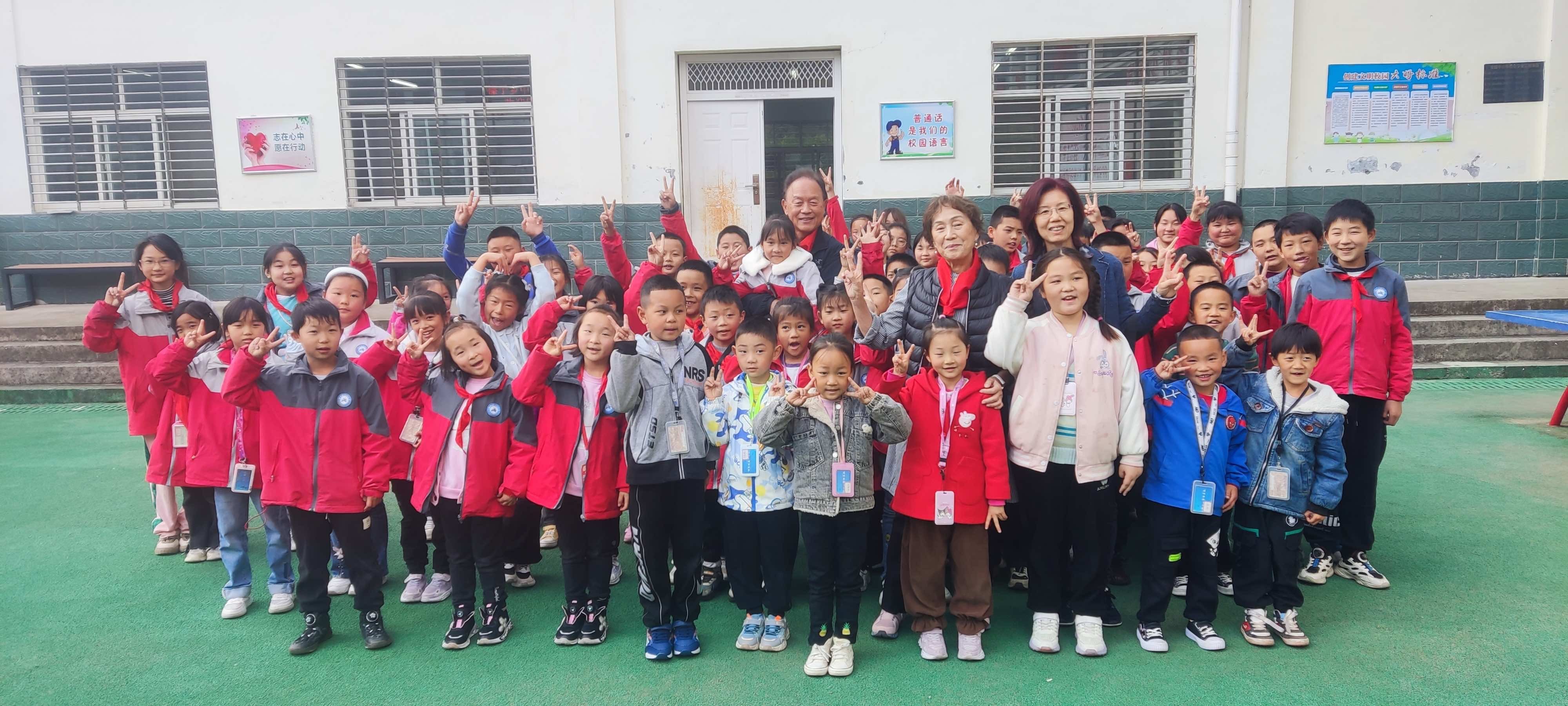 美国欣欣教育基金回访兴山县榛子乡 叶开泰欣欣中心小学