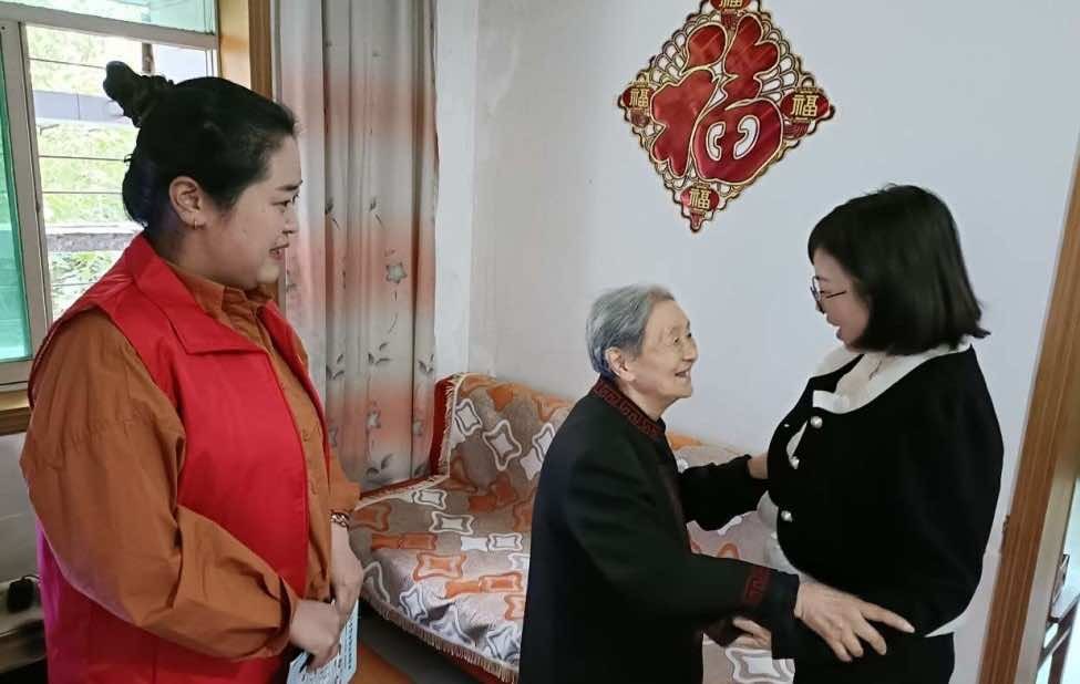 西陵区学院街道四方堰社区：心系侨眷送关怀 走访入户暖侨心