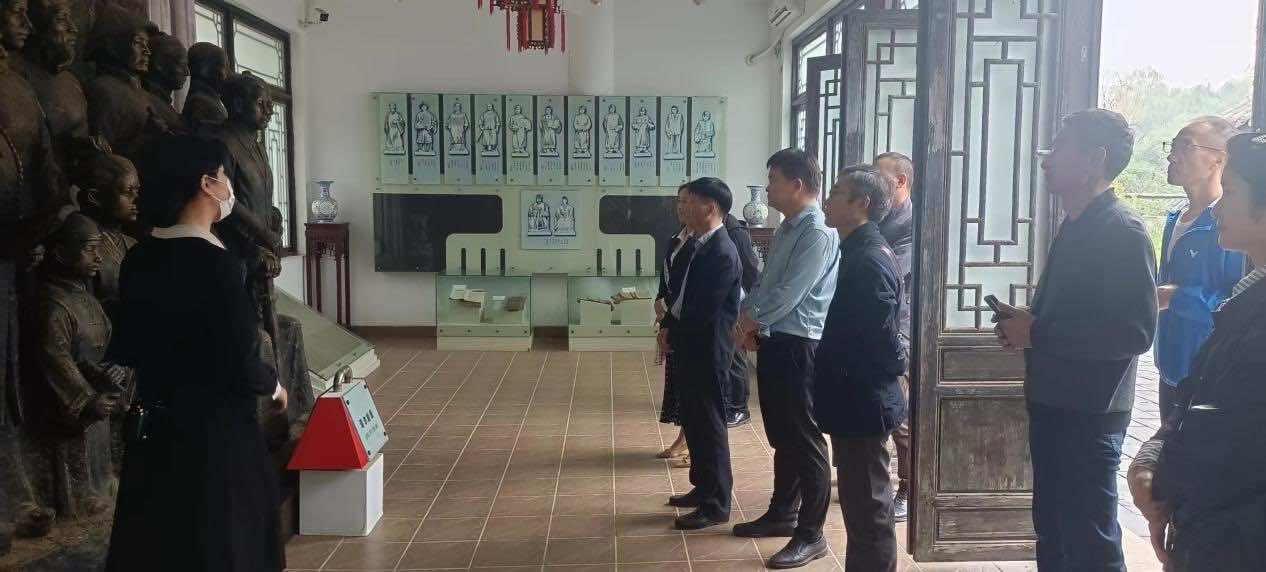 潜江市侨联学习传达第十一次全国归侨侨眷代表大会精神