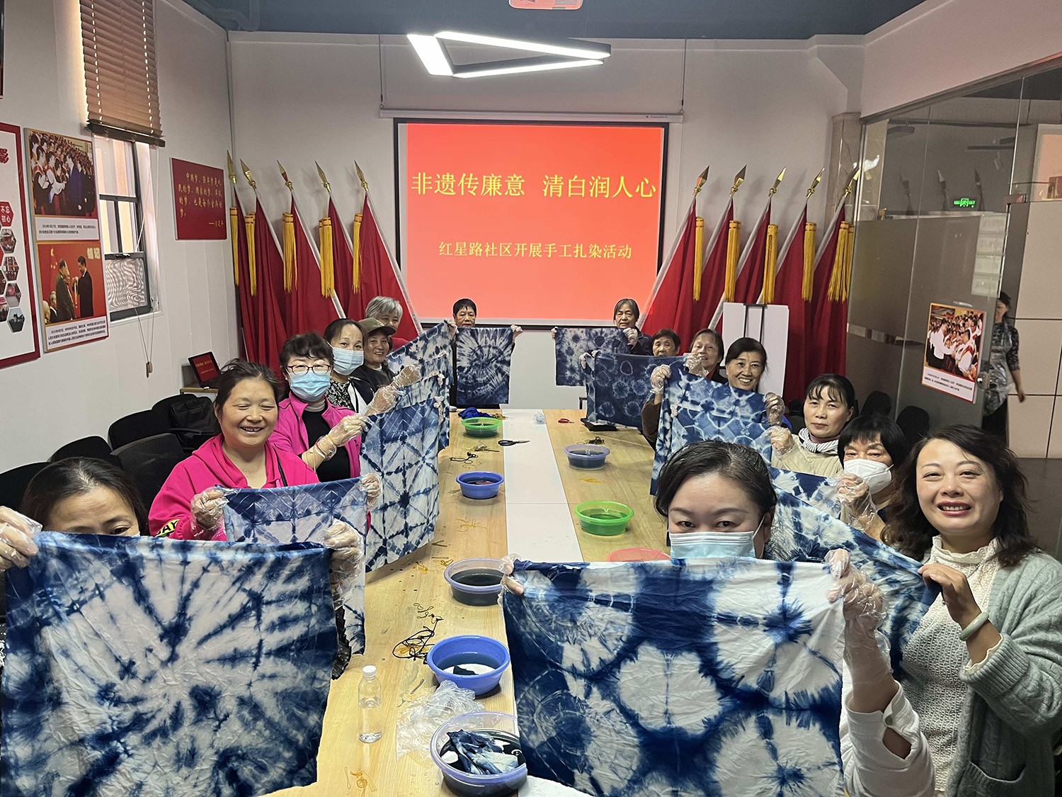“非遗传廉意 清白润人心” 荆州市红星路社区归侨侨眷开展手工扎染活动