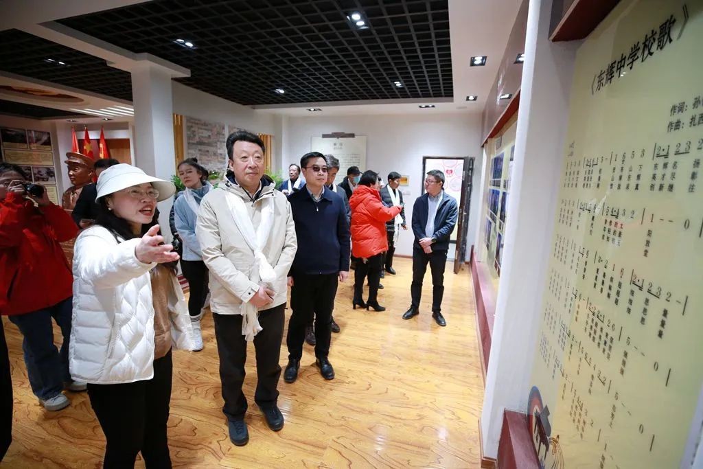 施政一行在西藏山南市考察交流