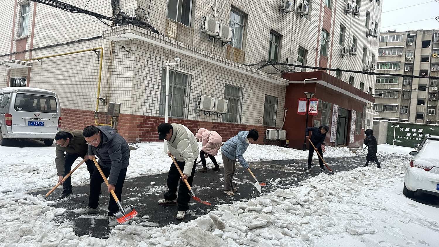 襄阳市侨联铲雪除冰在行动 畅通出行“平安路”