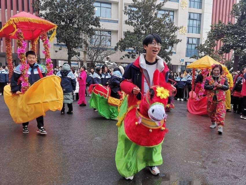 襄阳市樊城区铁路社区“侨胞之家”非遗文化进校园旱船舞蹈点燃学子文化热情