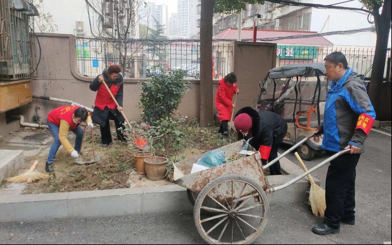 襄阳市樊城区铁路社区“侨胞之家”:雷锋精神代代传 清洁家园在行动