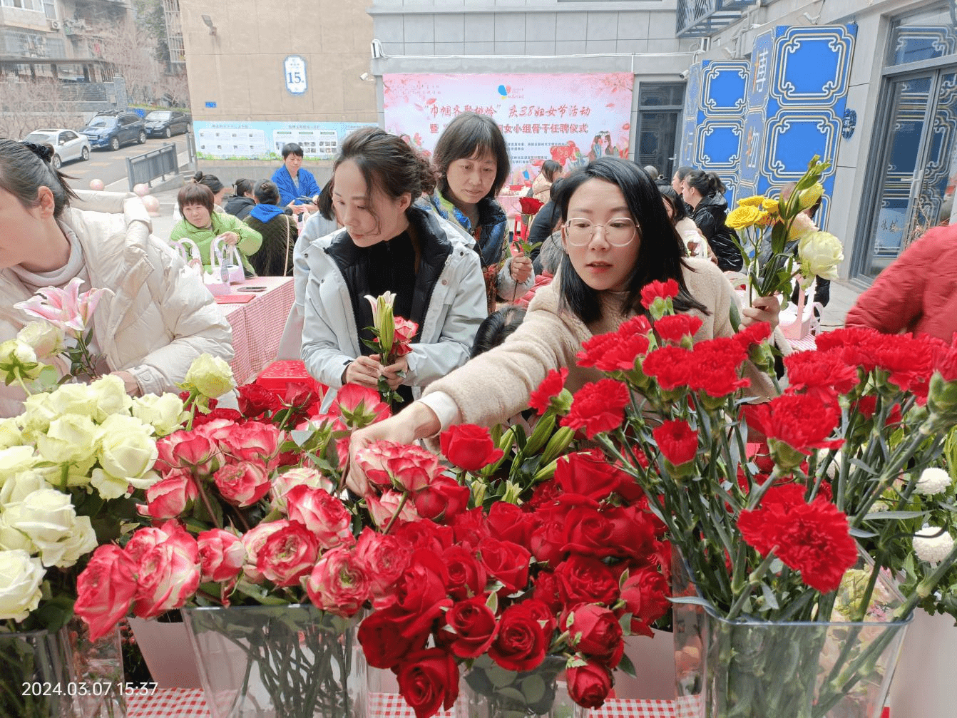 西陵区桃花岭社区“侨胞之家”开展“巾帼齐聚桃岭”艺术插花庆“三八”活