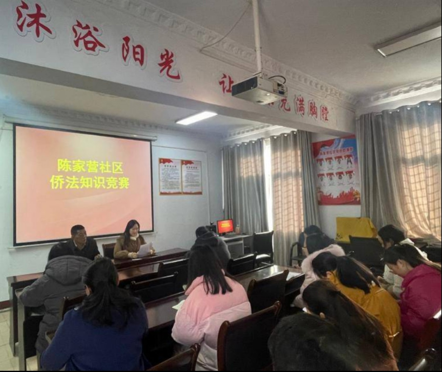 襄阳市樊城区长虹路社区开展“凝聚侨力量 同心沐书香”图书捐赠活动