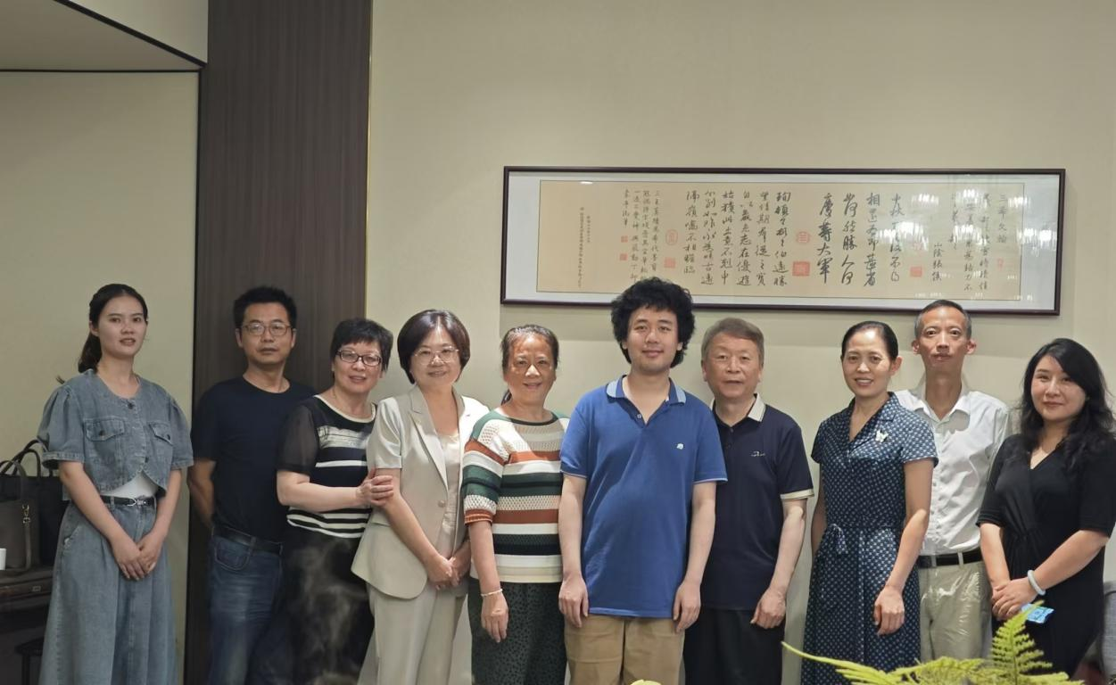 荆州市侨联、公安县侨联接待英国华人杨岚教授一行回乡探亲