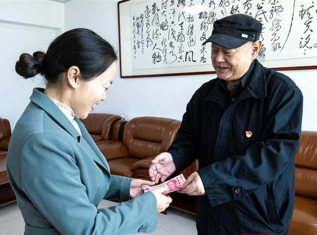 光荣在党81年，侨眷董淑珍老前辈弥留之际叮嘱儿子：“不要忘了帮我交党费！”