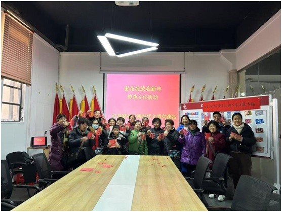 荆州市沙市区红星路社区侨胞之家举办“剪窗花，迎新春”活动