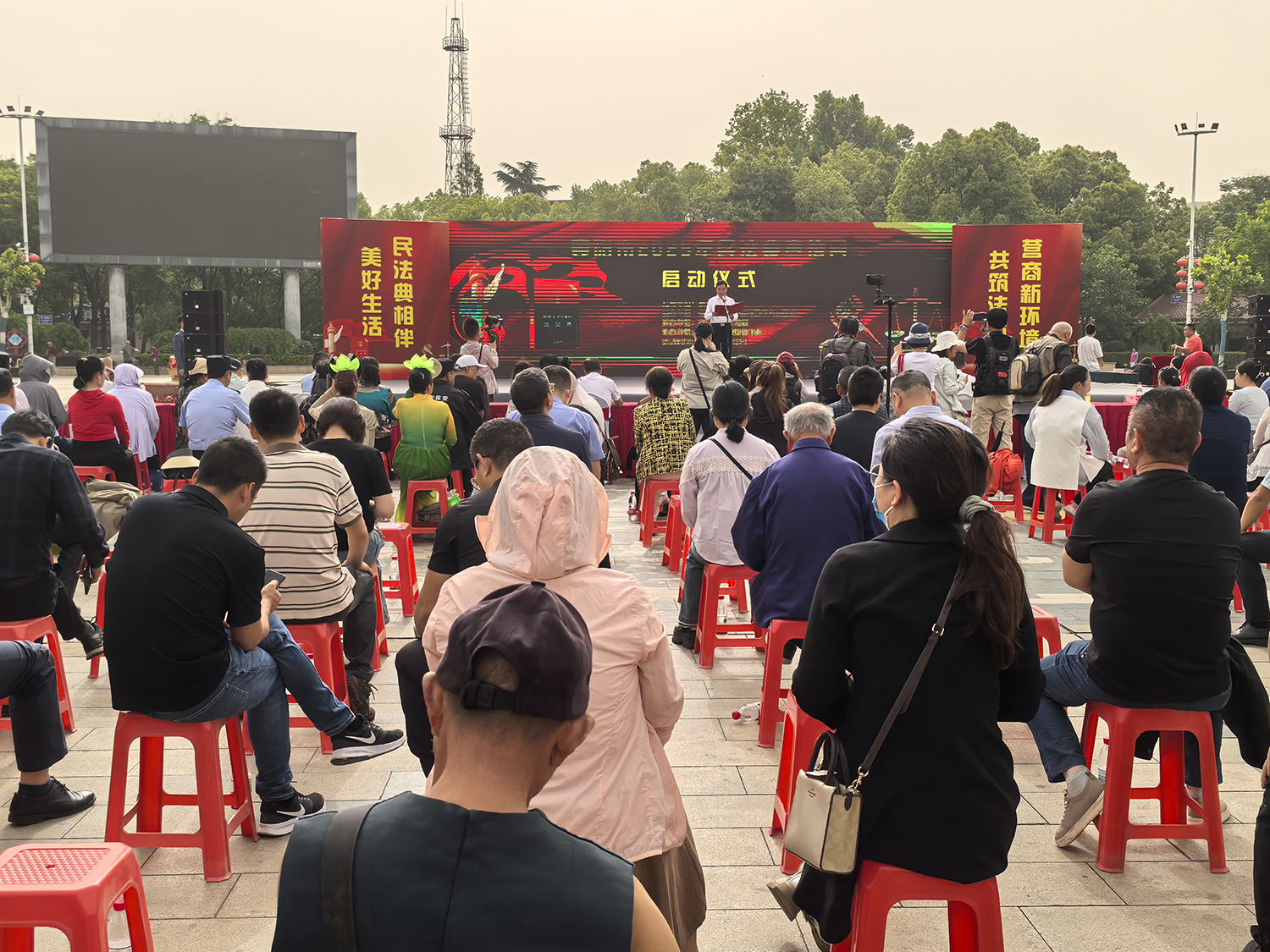 襄阳老河口市侨联组织侨界群众参加 “民法典宣传月”启动仪式