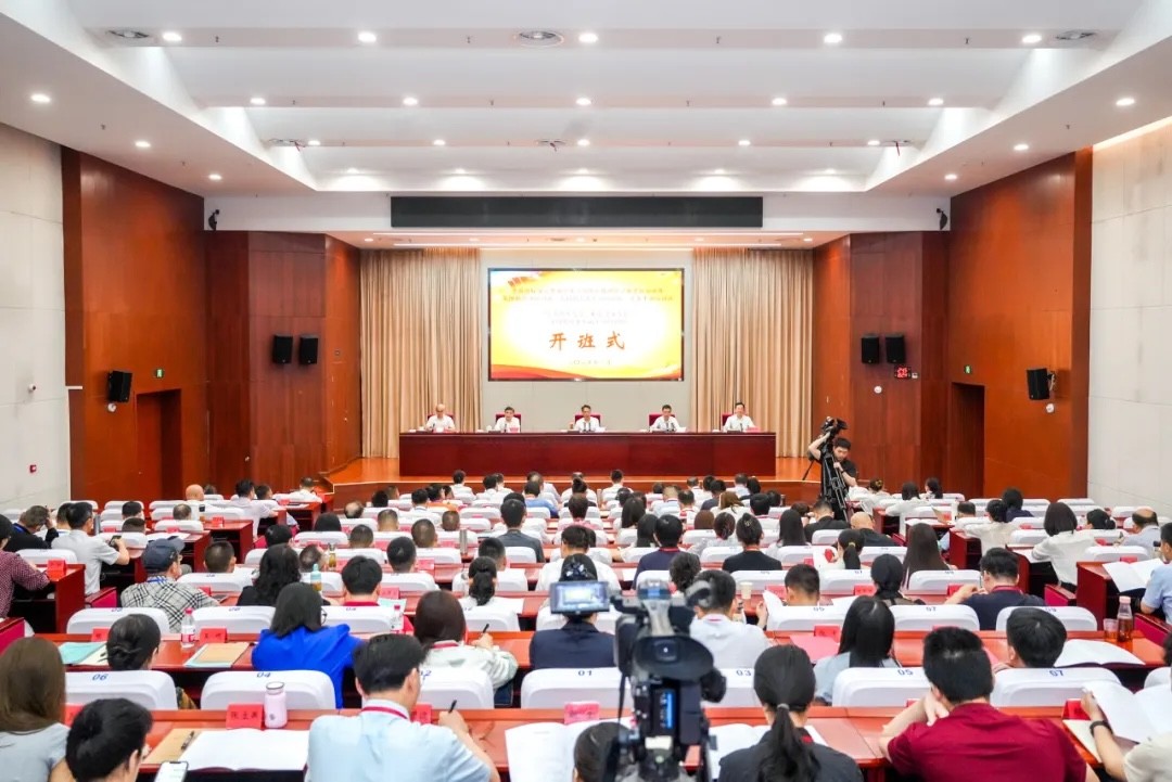 全国侨联兼职副主席培训班和中国侨联深入贯彻中央八项规定精神学习教育培训班在汉开班