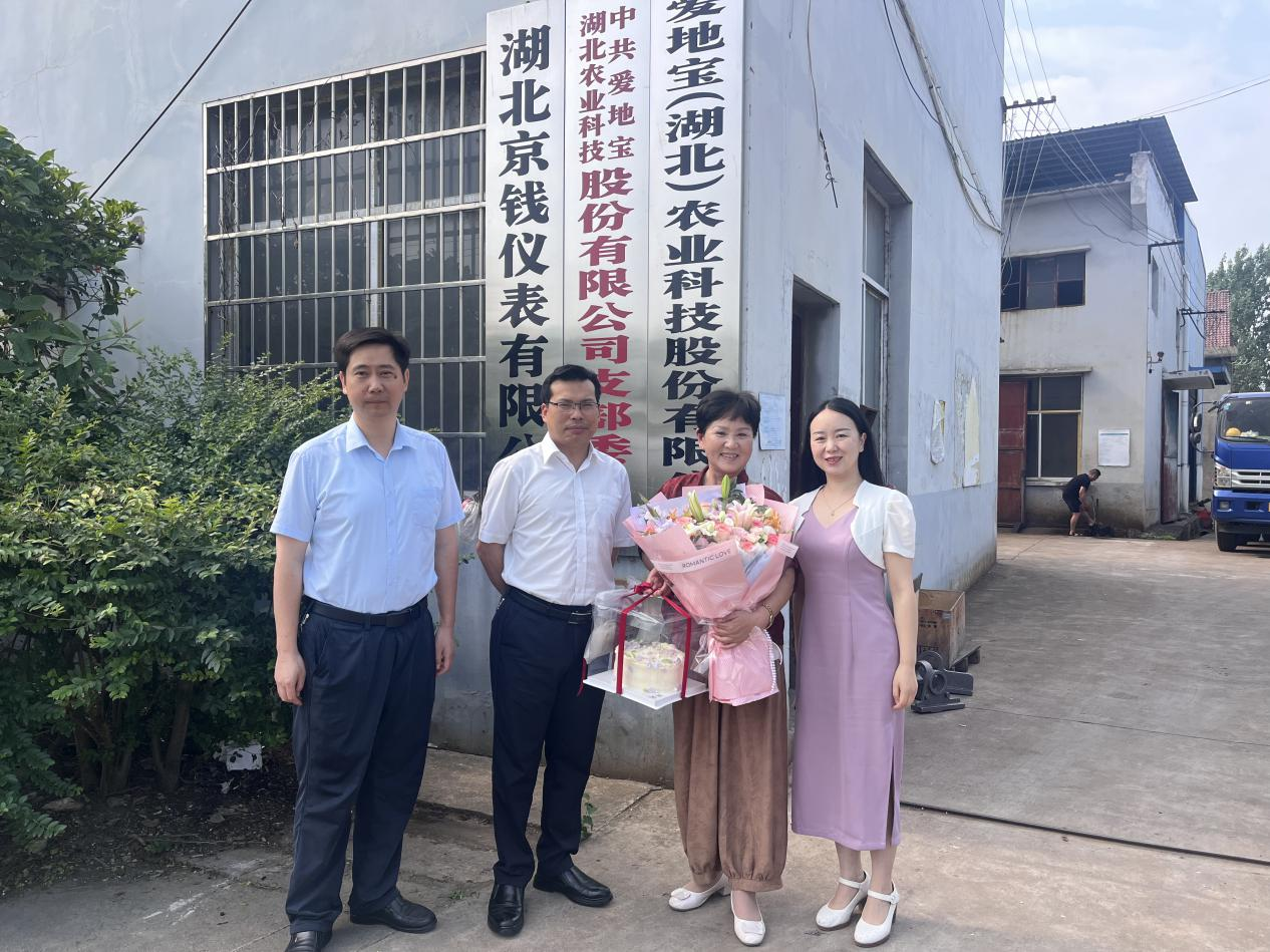 京山市“三个一”生日祝福暖侨心