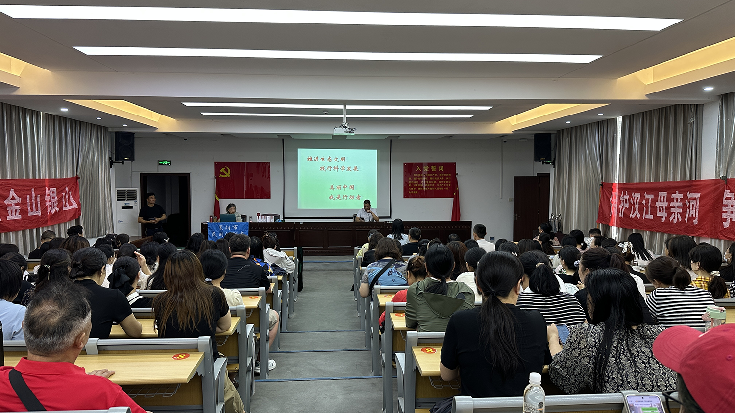 襄阳市侨联退休老干部运建立在老年大学开展环保宣传